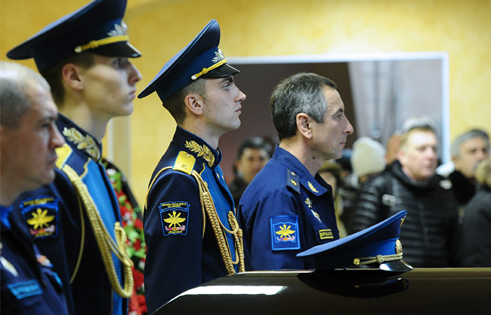 Военнослужащие на гражданской панихиде по Герою России в областном Центре культуры и народного творчества