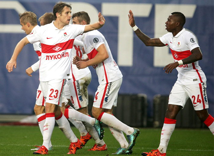 Полузащитник московского "Спартака" Квинси Промес (справа)  лидирует в списке бомбардиров премьер-лиги, на его счету 10 голов