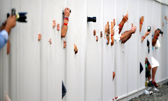 Зрители фотографируют гонку Гран-при "Формулы-1" в Абу-Даби