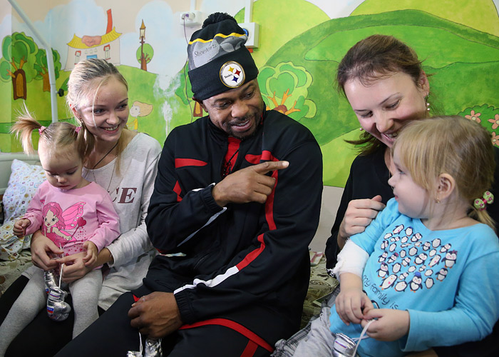 Американский боксер Рой Джонс, недавно получивший российское гражданство, посетил Морозовскую детскую больницу в рамках новогоднего благотворительного фестиваля