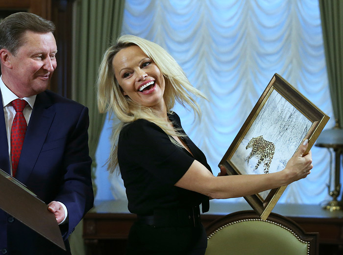 Американская актриса и член Консультативного совета Международного фонда защиты животных IFAW Памела Андерсон стала хранителем четырехлетней самки дальневосточного леопарда. Соответствующий сертификат ей вручил глава администрации президента РФ Сергей Иванов во время встречи в понедельник в Кремле. Вместе с документом актриса получила фотопортрет своей "крестницы".