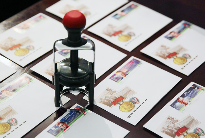 В нескольких городах России прошли торжественные церемонии гашения почтовых марок серии "Чемпионат мира по футболу FIFA 2018 в России. Легенды футбола". Выпуск марок с портретами посвящен выдающимся отечественным футболистам. Тираж составил 200 тысяч экземпляров.