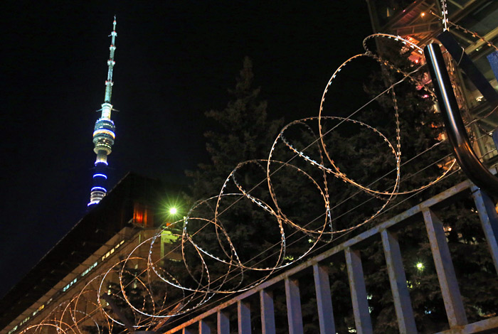 Здание московского телецентра "Останкино" из соображений безопасности обнесли колючей проволокой.