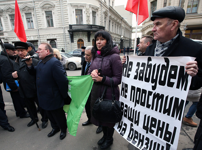 Российские дальнобойщики продолжают митинговать за отмену системы оплаты проезда по федеральным трассам "Платон". На этот раз у здания администрации президента России.