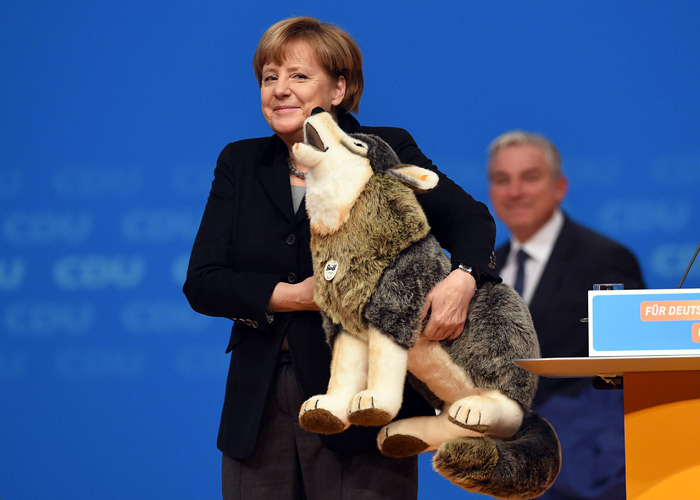 На съезде правящего Христианско-демократического союза в Карлсруэ Ангеле Меркель подарили плюшевого воющего волка
