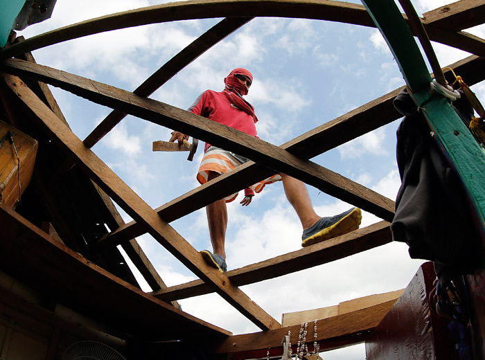 На Филиппинах растет число жертв и пострадавших от тайфуна "Мелор". Череда сильных дождей накануне затопила в столице Маниле часть дорог и привела к хаосу на проезжих частях. К утру среды ситуация на автодорогах немного улучшилась. Наводнение идет на убыль, но многие жители до сих пор спасаются на крышах домов. В пострадавшие районы направляют катера береговой охраны.