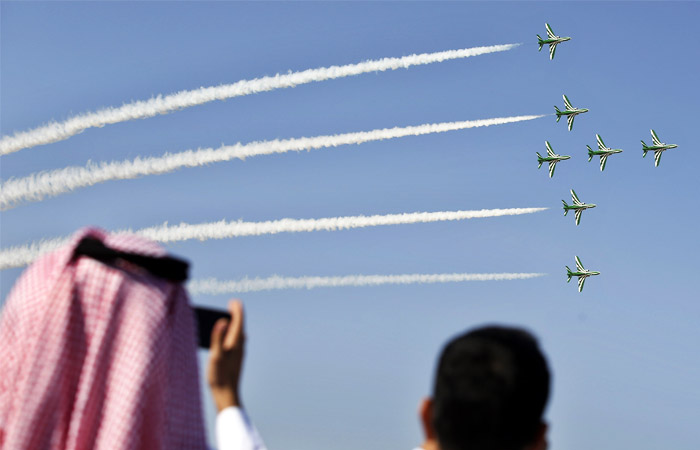 Посетители международного чемпионата по воздушному спорту смотрят на выступление пилотажной группы "Саудовские Ястребы"
