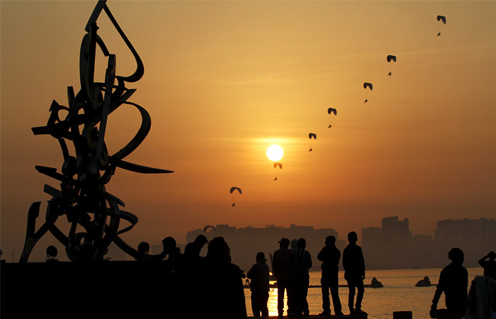 В Катаре отметили день объединения и обретения независимости государства. По случаю празднования национального праздника в столице страны Дохе прошел парад вооруженных сил.