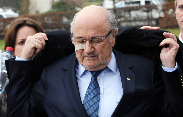 Арбитражная палата комитета ФИФА по этике отстранила Йозефа Блаттера (на фото) и главу УЕФА Мишеля Платини от футбольной деятельности на восемь лет. Разбирательство в отношении Блаттера и Платини касалось передачи 2 млн швейцарских франков от главы ФИФА президенту УЕФА, при этом Блаттер не смог предоставить юридического обоснования передачи денег и не смог доказать легальность этой выплаты. Помимо отстранения от деятельности, связанной с футболом, на восемь лет, Блаттер оштрафован на 50 тыс. швейцарских франков, Платини – на 80 тыс.