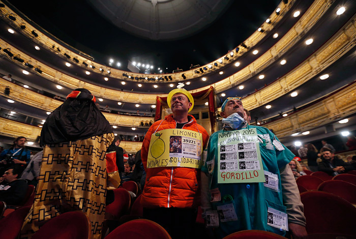 В Испании началась традиционная лотерея "Эль Гордо" - одно из главных ежегодных событий в жизни испанцев, которое проводится с 1812 года. Общий призовой фонд "Эль Гордо" составляет $2,4 млрд, что является рекордом среди лотерей во всем мире. Максимальный приз на этот раз составит $473 тыс., однако будет разыграно еще множество более мелких сумм. Вытягивание призовых шаров из двух лототронов, которое проходит в Королевском театре Мадрида, будет транслироваться по телевидению и радио. Стоимость участия - $21,8 за билет.
Испанская рождественская лотерея является второй самой старой постоянной лотереей в мире. Розыгрыш не прерывался даже во время Гражданской войны в Испании 1936-1939 годов.