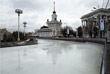 Растаявший каток на территории ВДНХ в Москве