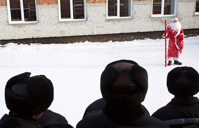 В Омске Дед Мороз поздравил заключенных исправительной колонии №3 с наступающим Новым годом