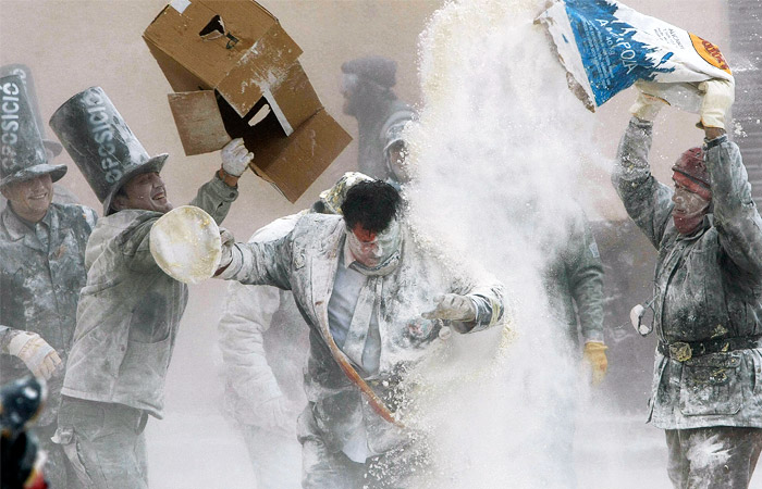 В испанском городе Иби в рамках фестиваля Эльс Энфаринатс прошла ежегодная мучная битва. На главной площади города жители, одетые в старинную военную форму,  забрасывали друг друга мукой и сырыми яйцами.