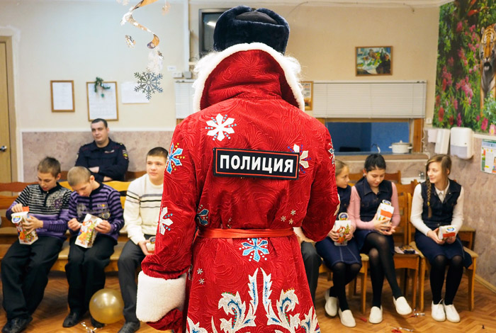 В Центре временного содержания для несовершеннолетних правонарушителей в Волгограде провели новогоднюю елку.  Воспитанники Центра окунулись в сказочную атмосферу праздника, которую приготовил для них полицейский Дед Мороз.