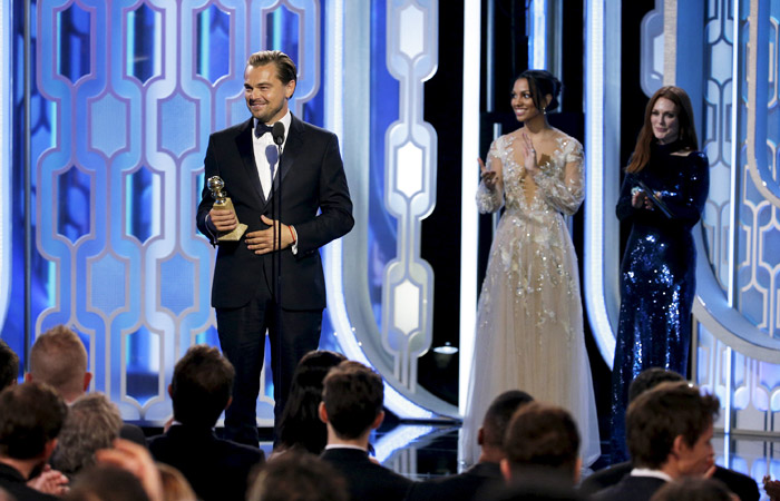 Американский киноактер Леонардо Ди Каприо с премией "Золотой глобус" за роль в фильме "Выживший"