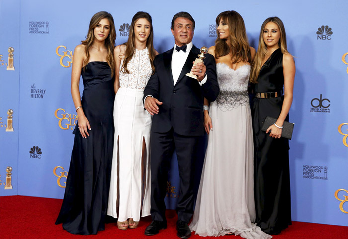 Обладатель премии "Золотой глобус" актер Сильвестр Сталлоне в компании жены и трех дочерей