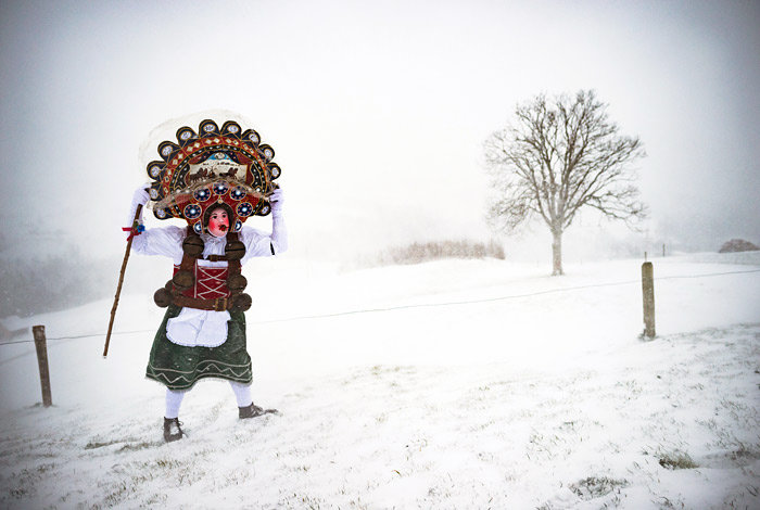 Непогода в швейцарской коммуне Вальдштатт не помешала традиционному новогоднему персонажу, которого здесь называют Silvesterchlaus, поздравить жителей с наступающим Новым годом по юлианскому календарю. Местные Санта-Клаусы ходят по домам с песнями и танцами, поздравляют всех с зимними праздниками, а в ответ получают угощения от хозяев.