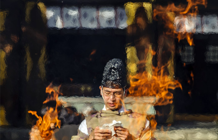 В японском городе Нагоя состоялась торжественная церемония сожжения всех новогодних украшений, декораций, оберегов и амулетов, оставшихся с прошлого года. Японцы верят, что данный ритуал, завершающий новогодние праздники, принесет здоровье и счастье на предстоящий год.