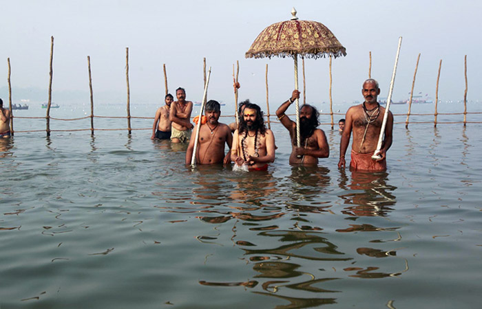 В индийском городе Аллахабад отметили индуистский фестиваль урожая Макара-санкранти, совершив ритуал омовения в водах Ганга