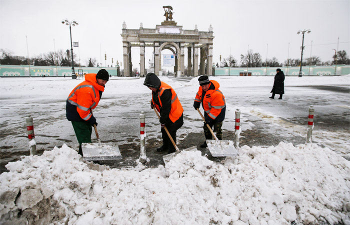 Коммунальные службы Москвы продолжают ликвидировать последствия сильного снегопада, за двое суток в столице выпало более трети месячной нормы осадков. В уборке города участвуют около 39 тысяч рабочих с ручными инструментами.