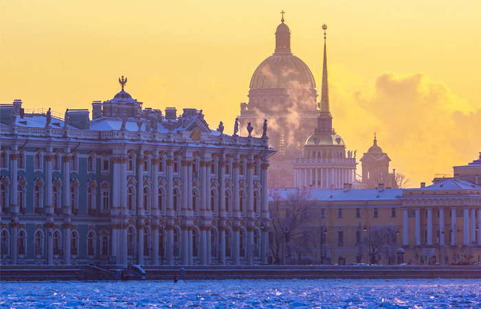 Вид на Зимний дворец и Исаакиевский собор