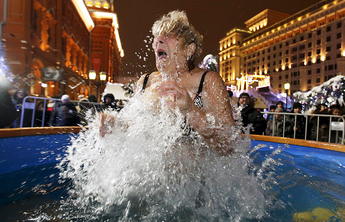 Женщина во время крещенских купаний в центре Москвы