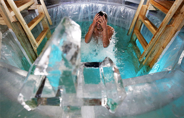 Во время крещенских купаний в центре Москвы