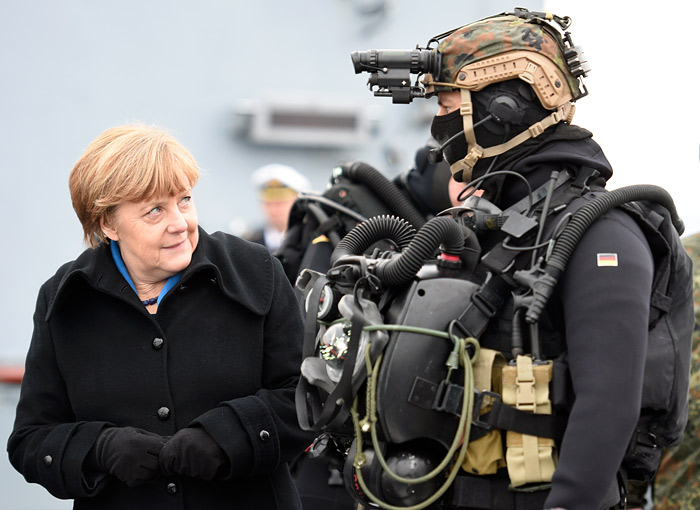 Ангела Меркель с военным дайвером на борту корвета типа "Брауншвейг". Во время своего визита на военно-морскую базу в Киле канцлер была проинформирована о задачах и возможностях единиц 1-ой флотилии.