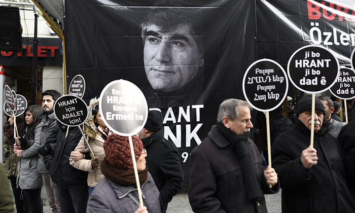 Сотни человек вышли на улицы Стамбула почтить память турецкого журналиста армянского происхождения Гранта Динка. Основатель и главный редактор газеты "Акос" был застрелен 9 лет назад перед офисом редакции. Турецкий националист Огюн Самаст, которому на момент совершения убийства было 17 лет, приговорен к более чем 20 годам лишения свободы.