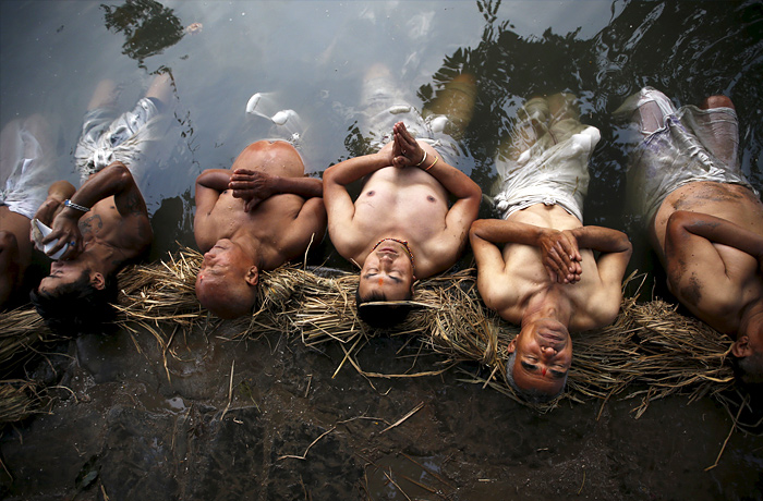 В непальском городе Бхактапур верующие вознесли молитву во время индуистского праздника Свастхани Брата Катха
