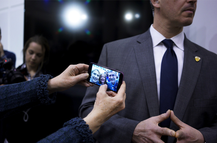 Во время предвыборной кампании в штате Айова кандидат в президенты США Хилари Клинтон повышала свой рейтинг среди граждан и избирателей с помощью селфи