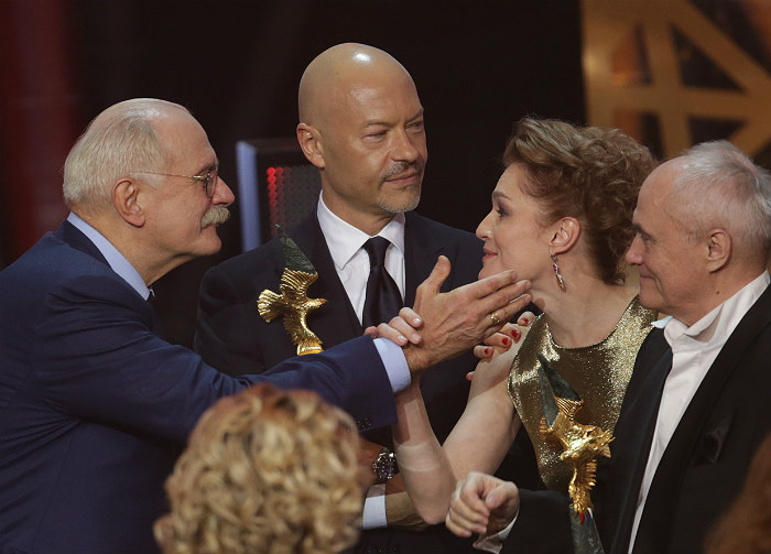 Лауреаты премии "Золотой орел" председатель Союза кинематографистов России, режиссер Никита Михалков ("За вклад в мировой кинематограф"), режиссер, актер Федор Бондарчук ("Лучшая мужская роль в кино"), актриса Виктория Толстоганова ("Лучшая женская роль на телевидении") и режиссер Вячеслав Никифоров ("Лучший телефильм или мини-сериал") (слева направо).