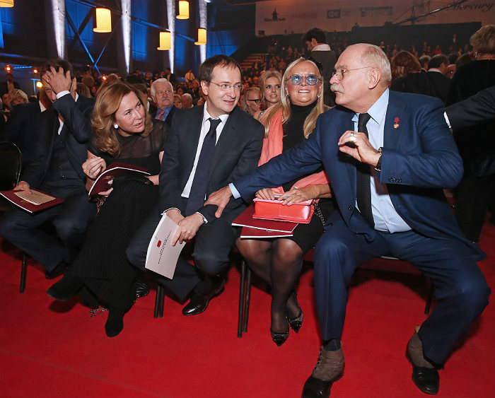 Первый вице-спикер Госдумы РФ Александр Жуков с супругой Екатериной, министр культуры РФ Владимир Мединский, президент благотворительного фонда "Русский Силуэт" Татьяна Михалкова и председатель Союза кинематографистов России, режиссер Никита Михалков (слева направо)