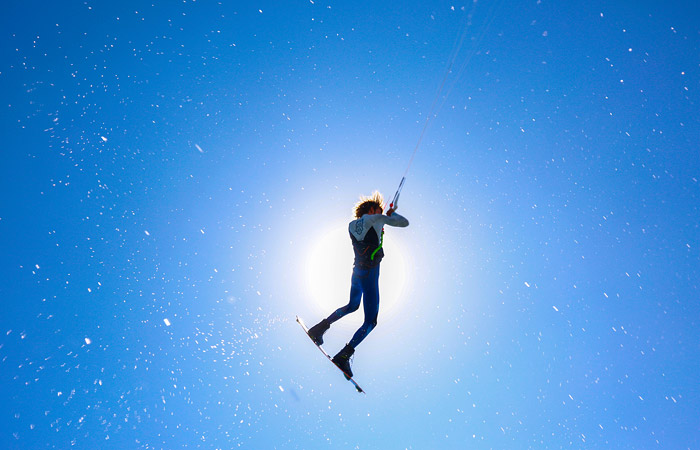 Лучшие кайтбордисты мира собрались на берегу Большой бухты Кейптауна, чтобы принять участие в ежегодном соревновании по кайтсерфингу  Red Bull King of The Air