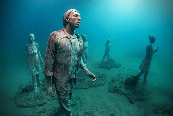 Скульптуры, размещенные на глубине 12 метров на дне Атлантического океана, в подводном музее у побережья испанского острова Лансароте