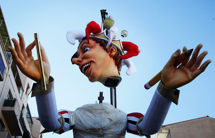 На Лазурном побережье заканчивается подготовка к одному из самых красивых и шумных праздников Европы - карнавалу в Ницце. Город готовился к празднику более 6 месяцев, создавая творения, которые проживут всего несколько дней. 13 февраля огромная фигура короля карнавала откроет праздничное шествие, которое продлится до 28 февраля.