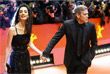Джордж Клуни с супругой Амаль Аламуддин на красной дорожке Берлинале
