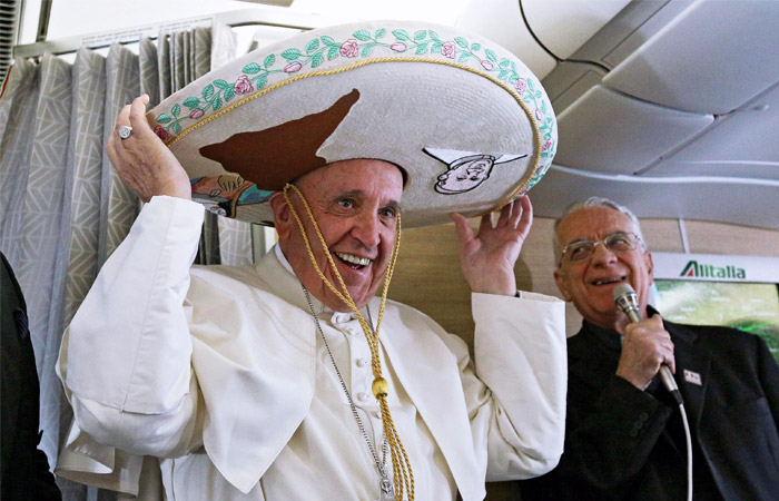 Глава Римско-католической церкви Франциск отправился в зарубежную поездку, в ходе которой на Кубе он впервые в истории встретится с Патриархом Московским и всея Руси Кириллом, а затем отправится в Мексику. По пути Папа Римский Франциск успел примерить подарок мексиканского журналиста - сомбреро.