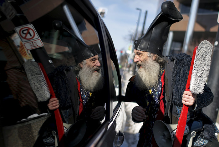 Кандидат на пост президента США Вёрмин Суприм (Верховный Паразит) беседует с автомобилистом в центре американского Манчестера