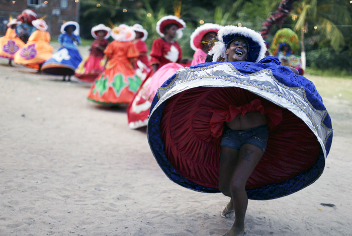 Участники традиционного бразильского карнавала в городе Олинда