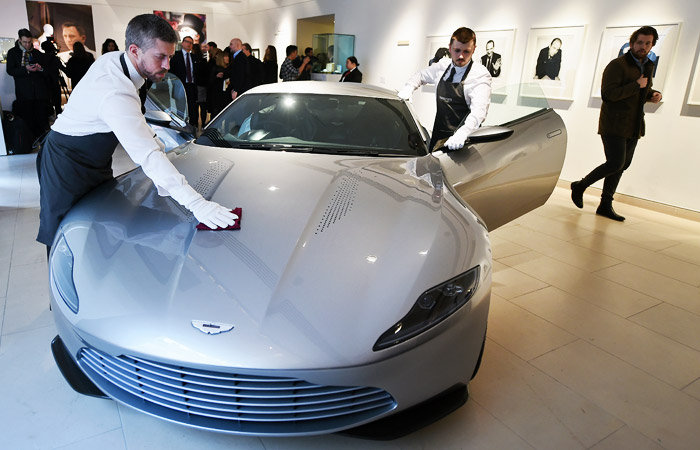   Christies    -   ,       "007: ".         Aston Martin DB10,     .  ,       $2,2 .   18   .