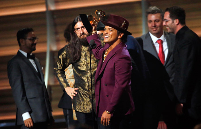 Певец Бруно Марс с наградой за лучшую запись года