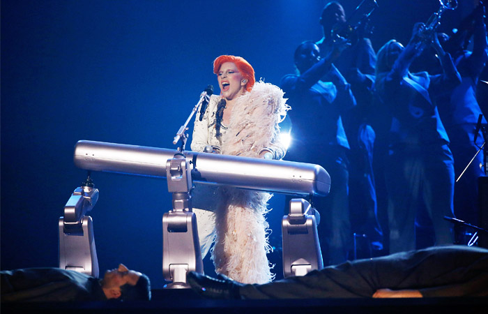 Выступление американской певицы Леди Гаги, посвященное памяти Дэвида Боуи на церемонии вручения музыкальной премии "Грэмми"