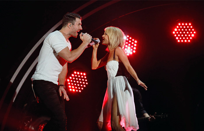 Исполнители Сэм Хант и Кэрри Андервуд во время выступления на церемонии "Грэмми"