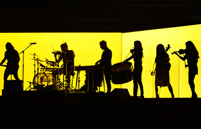 Музыканты Джастина Бибера во время выступления певца на церемонии "Грэмми"