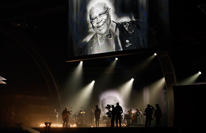 Обладатель премии "Грэмми" за лучший кантри-альбом Крис Стэплтон во время исполнения песни в память об ушедшем из жизни короле блюза Би Би Кинге