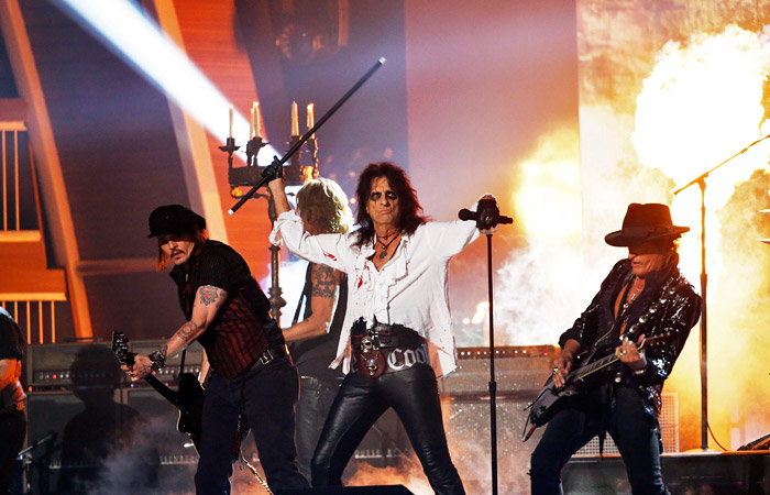 Джонни Депп, Дафф Маккаган, Элис Купер и Джо Перри выступают в составе группы The Hollywood Vampires с композицией, посвященной лидеру группы Motorhead Лемми Килмистеру, умершему в конце декабря