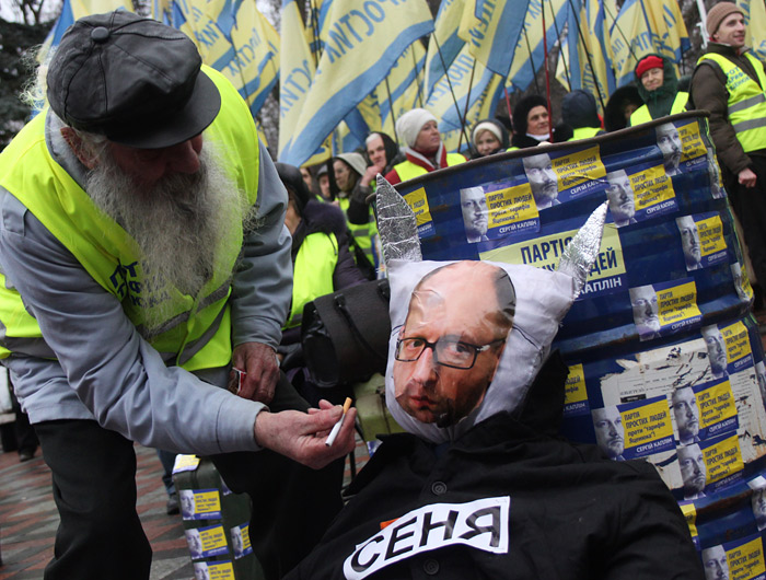 В Киеве прошел митинг за отставку Арсения Яценюка у здания Верховной рады, где премьер представил годовой отчет о работе правительства Украины.