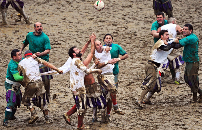 Во Флоренции на площади Санта-Кроче прошла итальянская игра флорентийский кальчо, являющаяся отдаленным предком современного футбола и регби, но  включающая в себя элементы бокса, борьбы и смешанных единоборств. Вместо стандартной футбольной формы игроки используют костюмы ХVI века в память об историческом событии 17 февраля 1530 года, когда в осажденной Флорентийской Республике был организован матч.