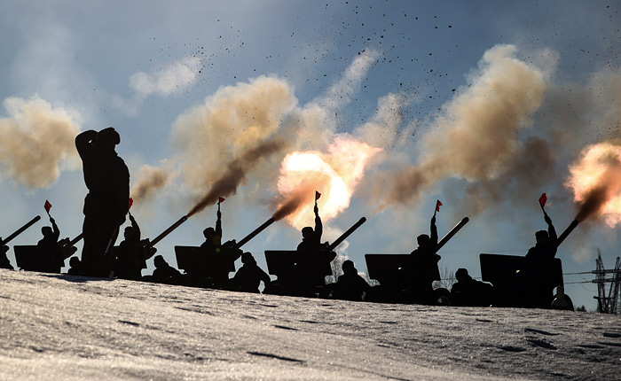 На полигоне "Алабино" прошли тренировки военнослужащих отдельного гвардейского салютного дивизиона Западного военного округа по проведению праздничного фейерверка в преддверии Дня защитника Отечества с использованием 76-мм дивизионных пушек ЗИС-3
